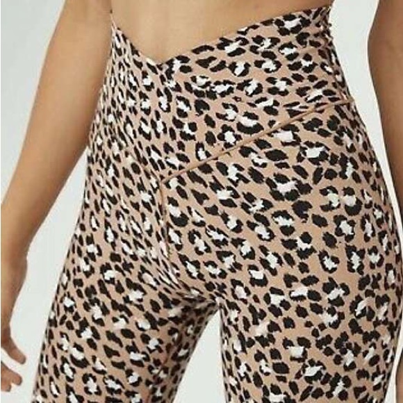 NWT Aerie Offline Neutral Leopard Crossover Leggings Sz S - Picture 2 of 11